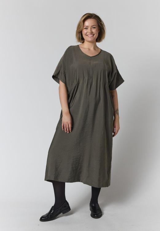 Gozzip Vanya armygrøn plus size kjole med V-hals