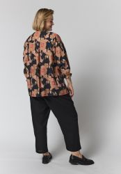 Plus size bluse med farverigt paisleyprint