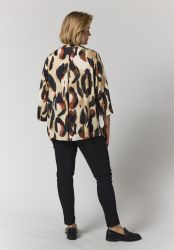 Plus size bluse med abstrakt print