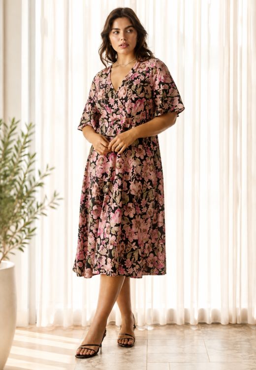 Plus size kjole fra Kaffe Curve med V-udskæring og blomsterprint