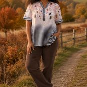 Cassiopeia Marilyn bluse med blomsterprint og navy striber