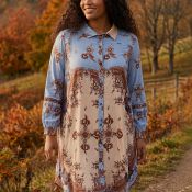 Ebinette tunika i blå og beige print med skjortekrave