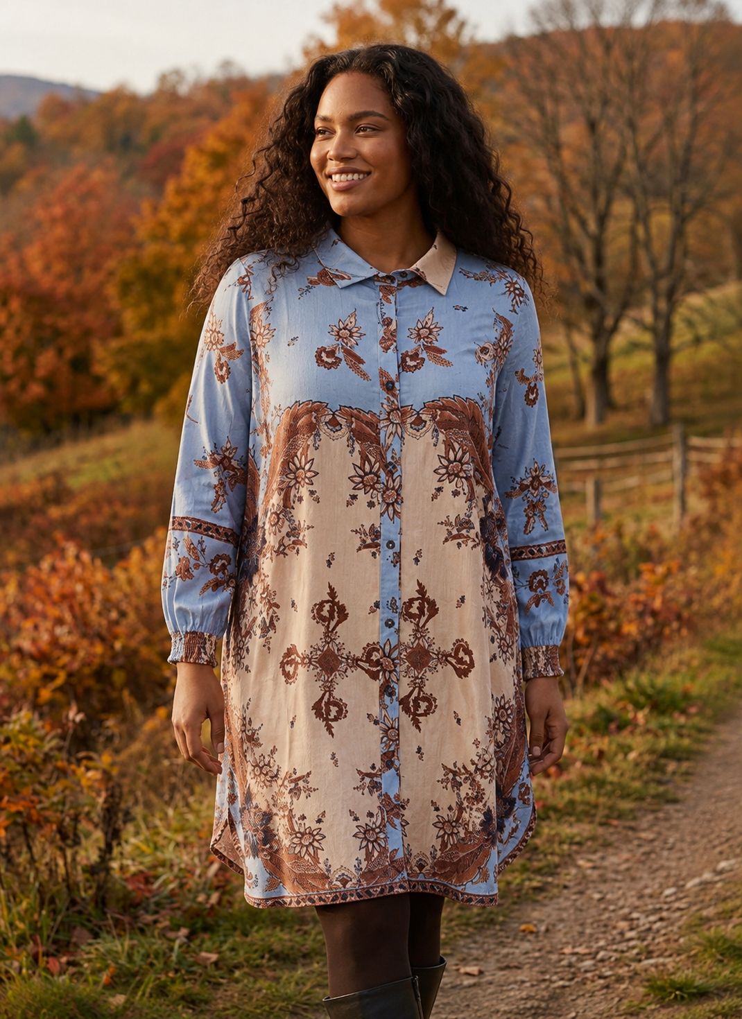 Ebinette tunika i blå og beige print med skjortekrave