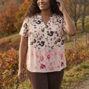 Cassiopeia Primrose bluse med leo og rosa blomster