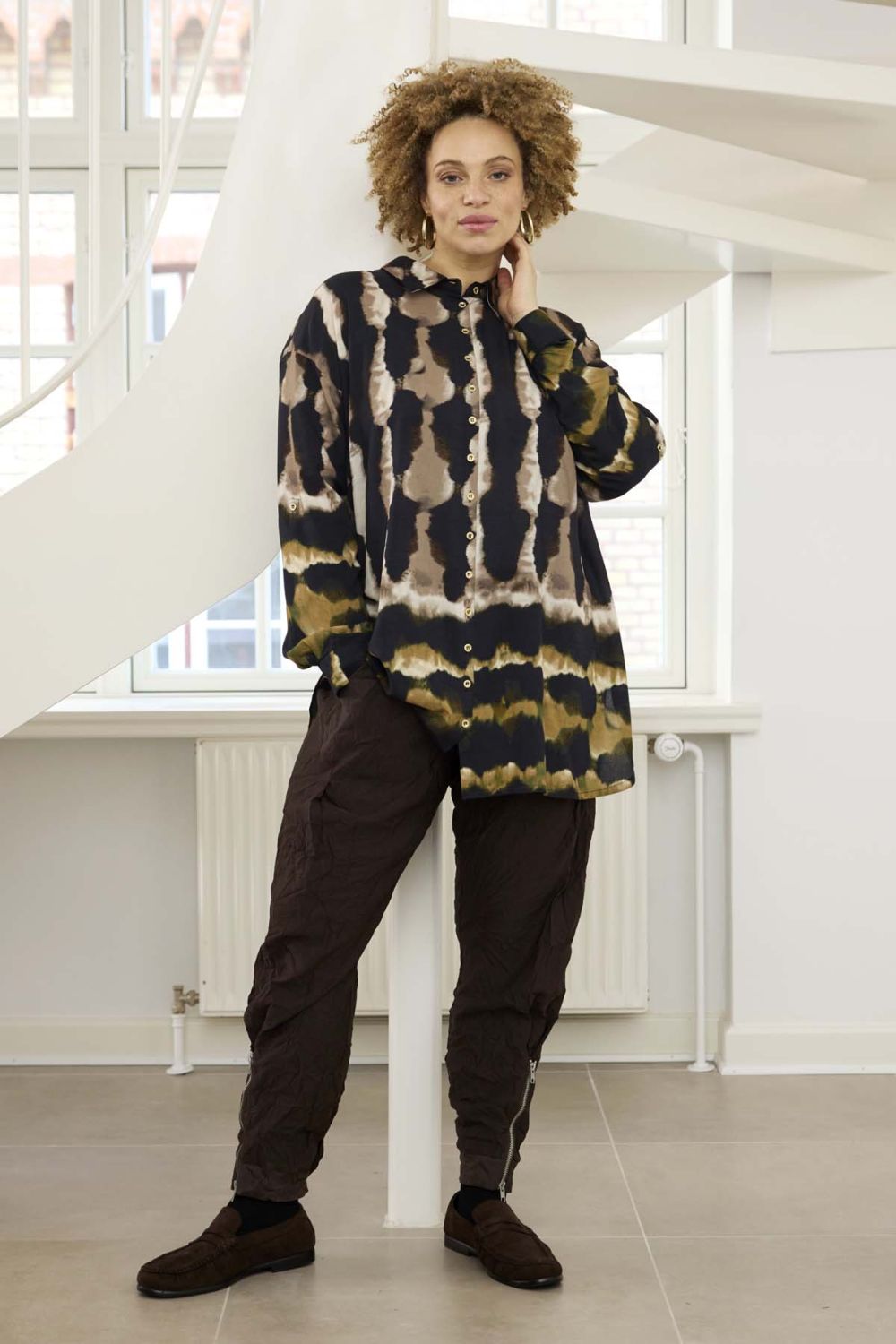 Zhenzi Livia skjorte i Dark Olive med mønstret print