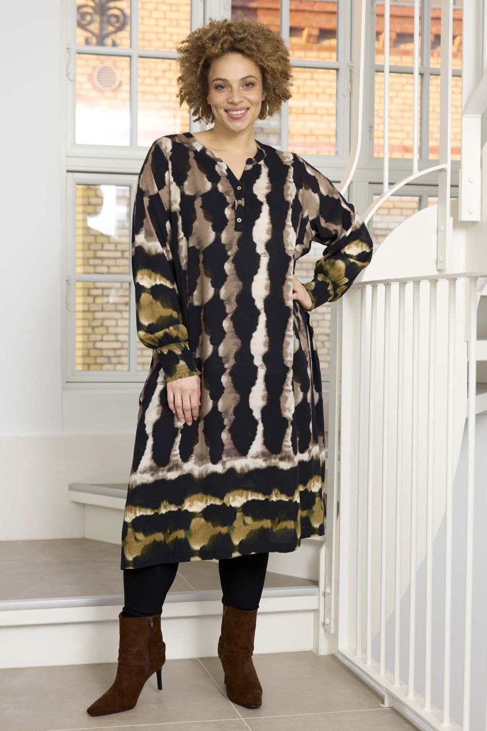 Zhenzi Livia kjole i Dark Olive med flot print