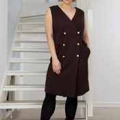 Laila Waistcoat kjole fra Zhenzi i mørk brun