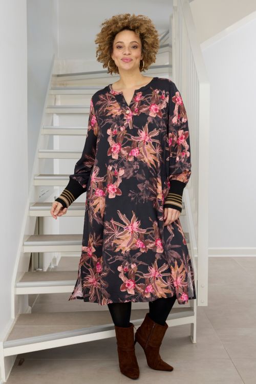 Loren kjole fra Zhenzi med blomsterprint