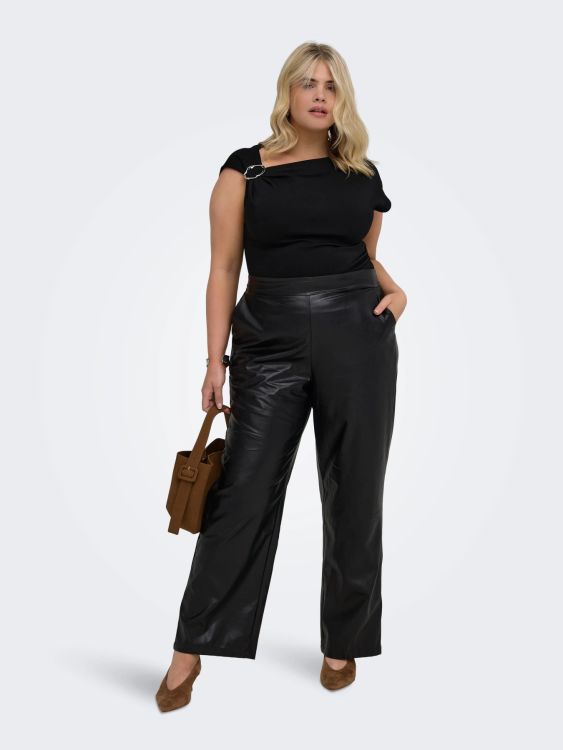 Carkari plus size bukser i sort imiteret læder fra Only Carmakoma
