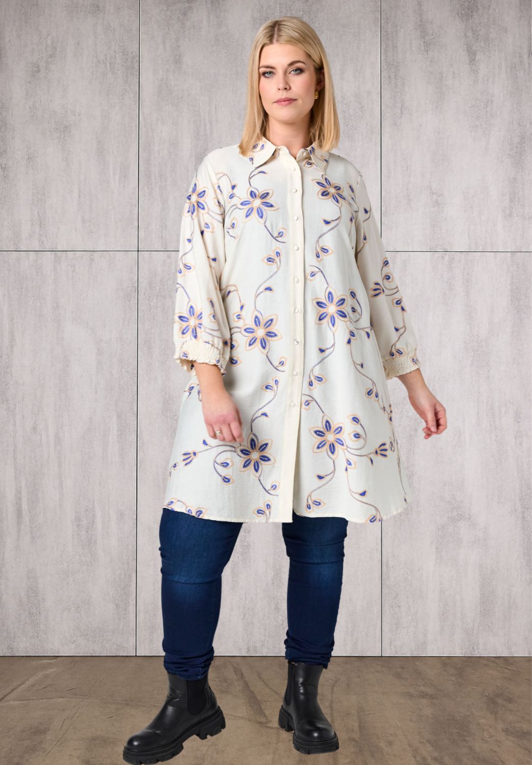 Emilie skjortetunika fra Studio med blå blomsterbroderi