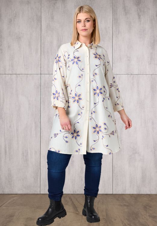 Emilie skjortetunika fra Studio med blå blomsterbroderi