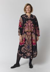 Valdis kjole fra Gozzip med rosa bohemeprint
