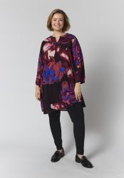 Skuld tunika med rosa bordeaux og blå blomster