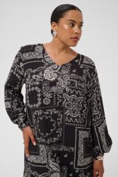 KCgardia plus size kjole fra Kaffe Curve på model