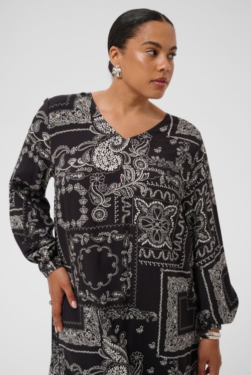 KCgardia plus size kjole fra Kaffe Curve på model