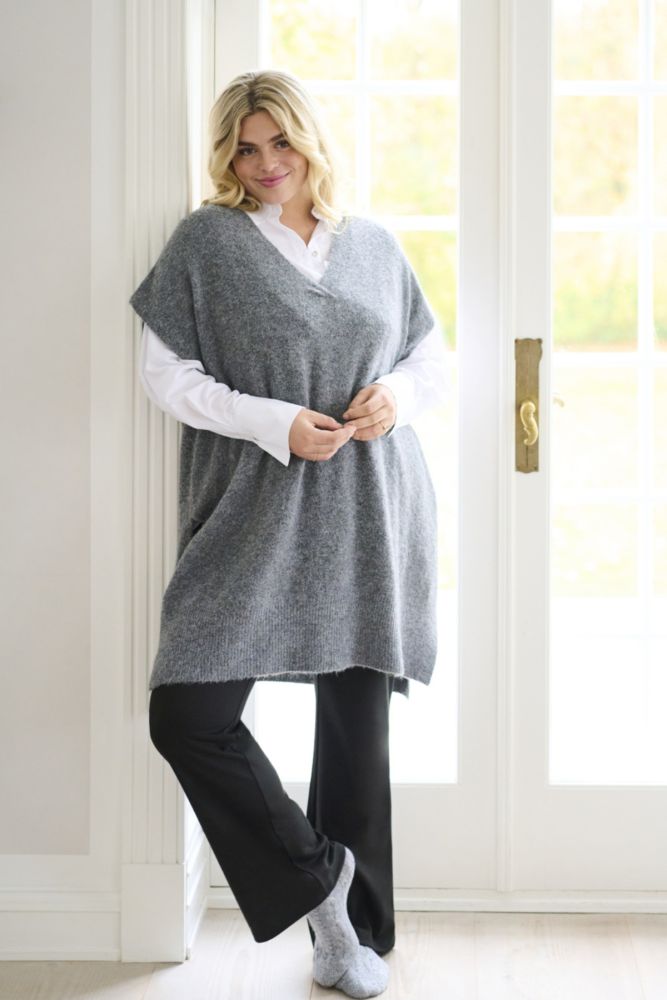 Kaffe Curve KCannett strikponcho i grå på plus size model