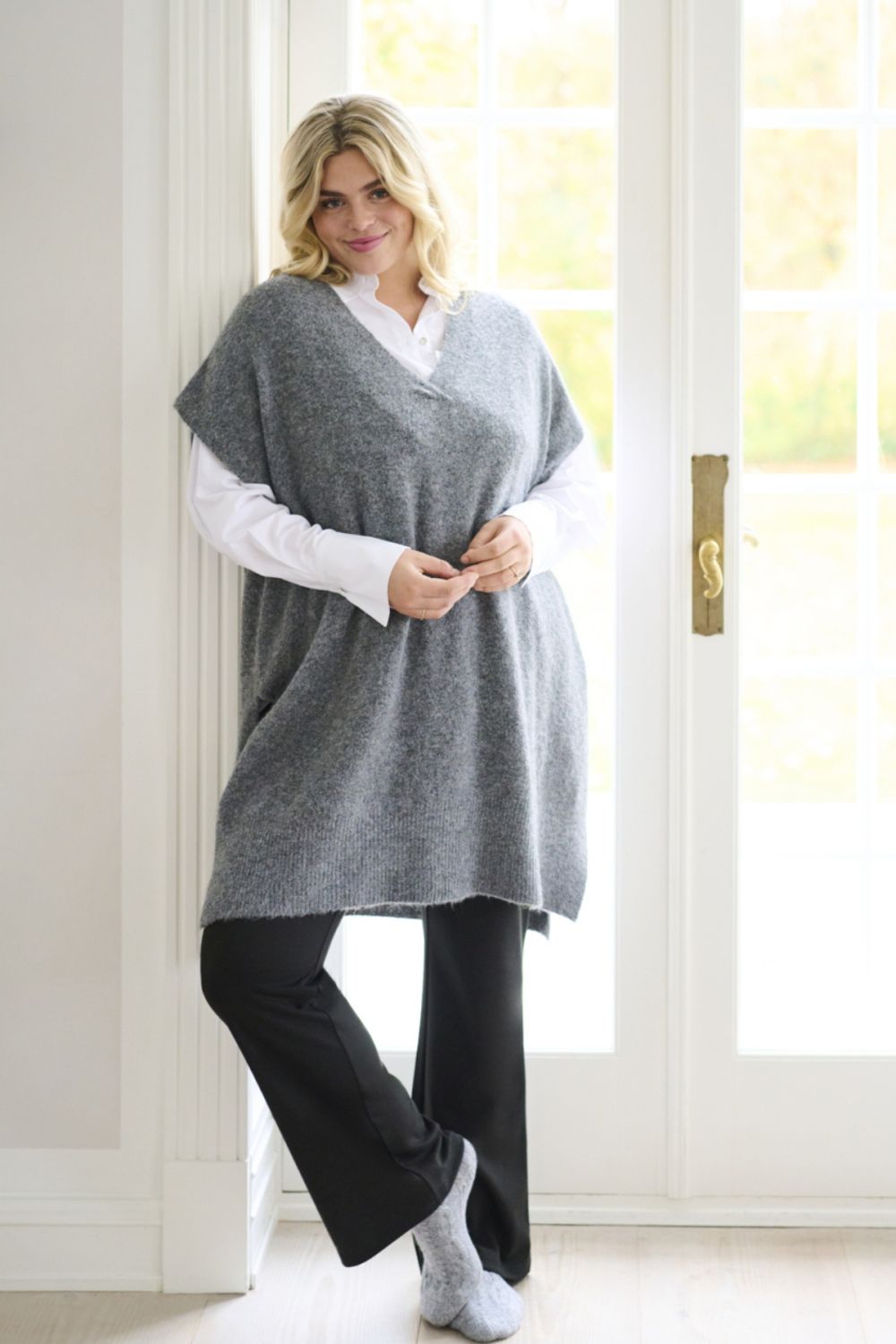 Kaffe Curve KCannett strikponcho i grå på plus size model