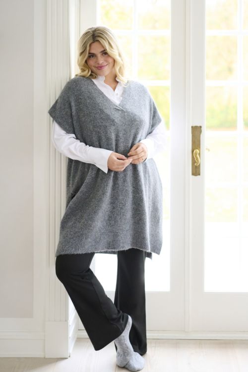 Kaffe Curve KCannett strikponcho i grå på plus size model