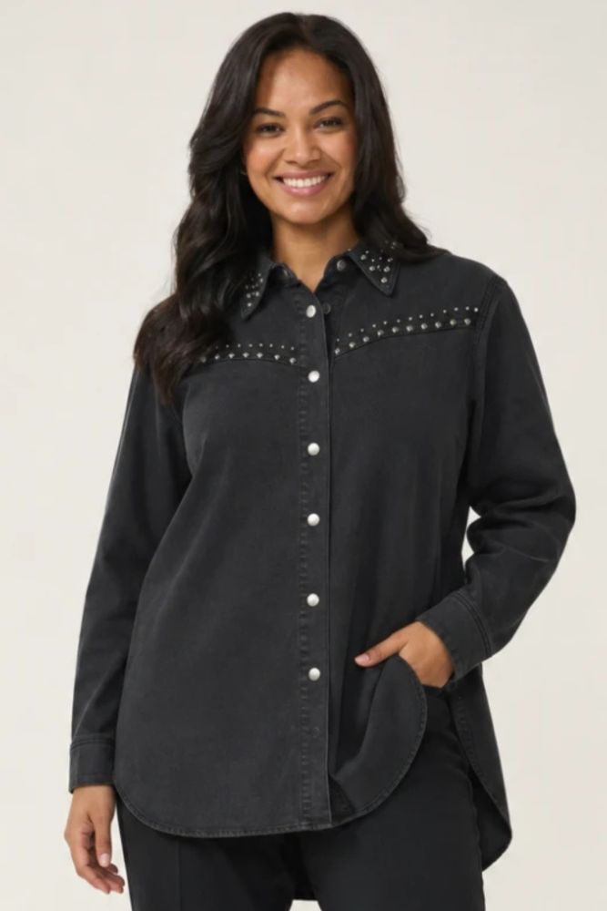 Sort denimjakke med nitter, str. 42-56