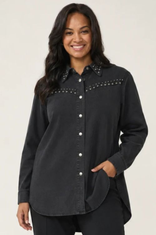 Sort denimjakke med nitter, str. 42-56