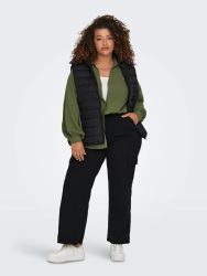 Sort plus size vest med hætte fra Only Carmakoma