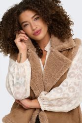 Camelbrun CARGIANNA waistcoat fra Only Carmakoma set bagfra med bløde teddykanter