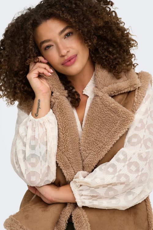 Camelbrun CARGIANNA waistcoat fra Only Carmakoma set bagfra med bløde teddykanter