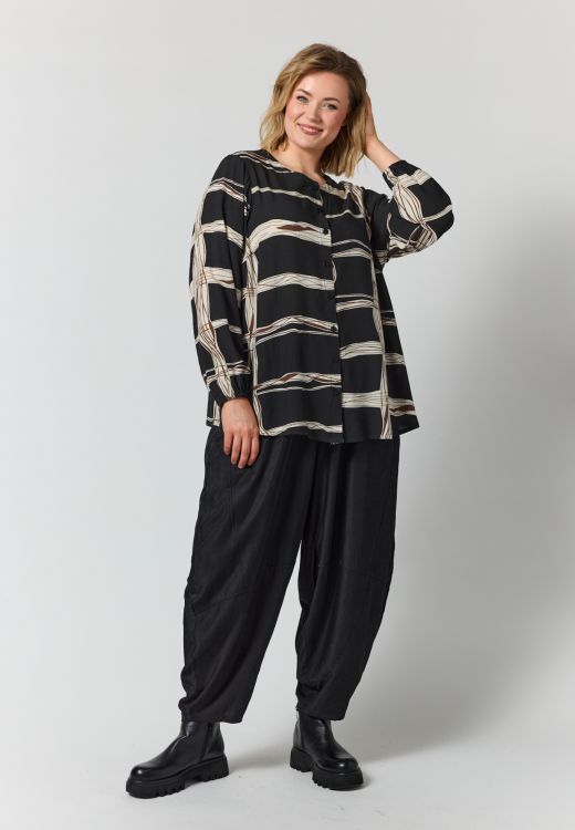 Gozzip Nova bluse i sort med offwhite og brunt mønster