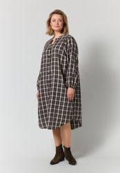 Brunternet plus size kjole fra Gozzip