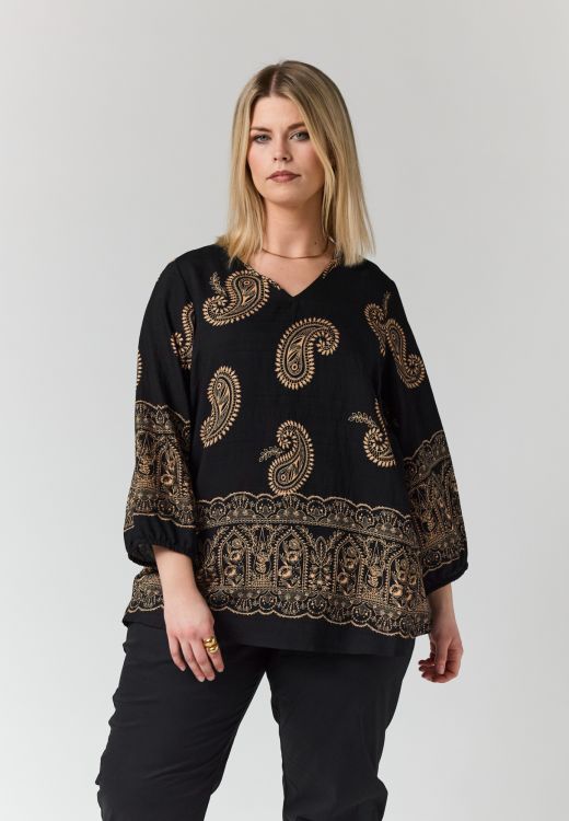 Emmy Bluse fra Studio i sort med sandfarvet paisleyprint