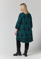 Birgitte Kjole med V-hals og 3/4-ærmer