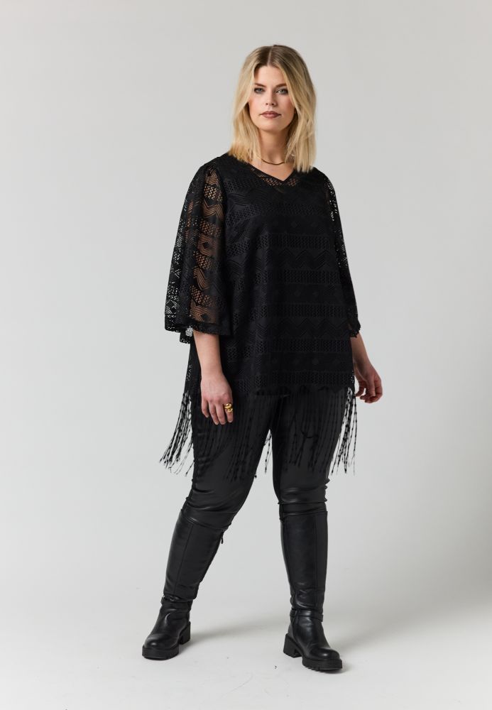 Almina Tunika fra Studio i sort blonde med frynser