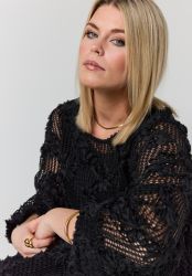 Sort plus size kjole fra Studio med blomsterdetaljer