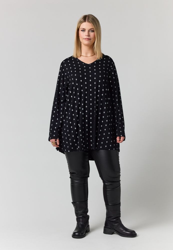 Berit Bluse fra Studio i sort med hvidt mønster