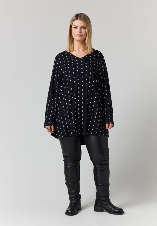 Berit Bluse fra Studio i sort med hvidt mønster