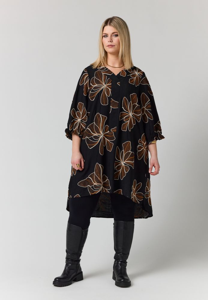 Elma Kjole fra Studio i sort med store blomster