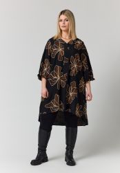 Elma Kjole fra Studio i sort med store blomster