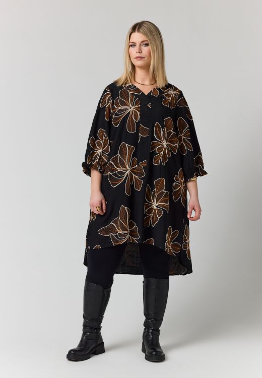 Elma Kjole fra Studio i sort med store blomster