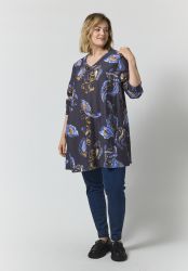 Model iført Meta Tunika fra Gozzip med blå leggings
