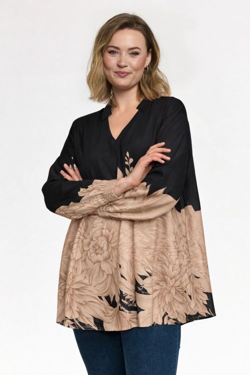Gozzip Silke Bluse i sort med sandfarvet blomsterprint