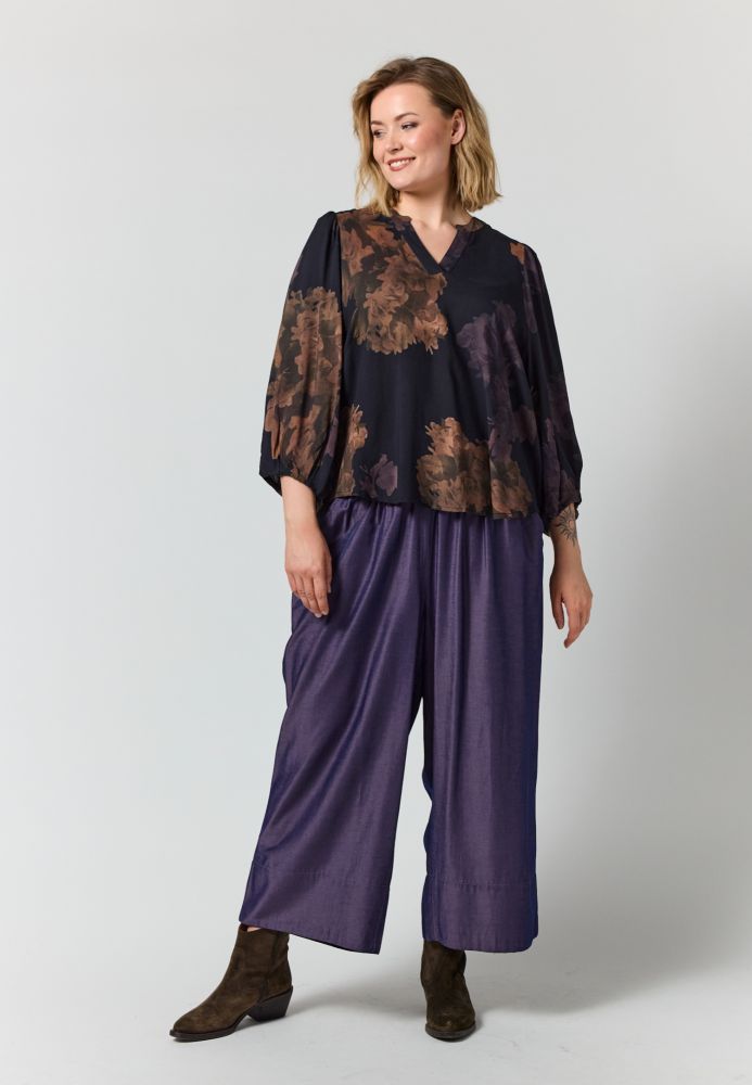 Gozzip Vilde Bluse i sort med store brune og lilla blomster