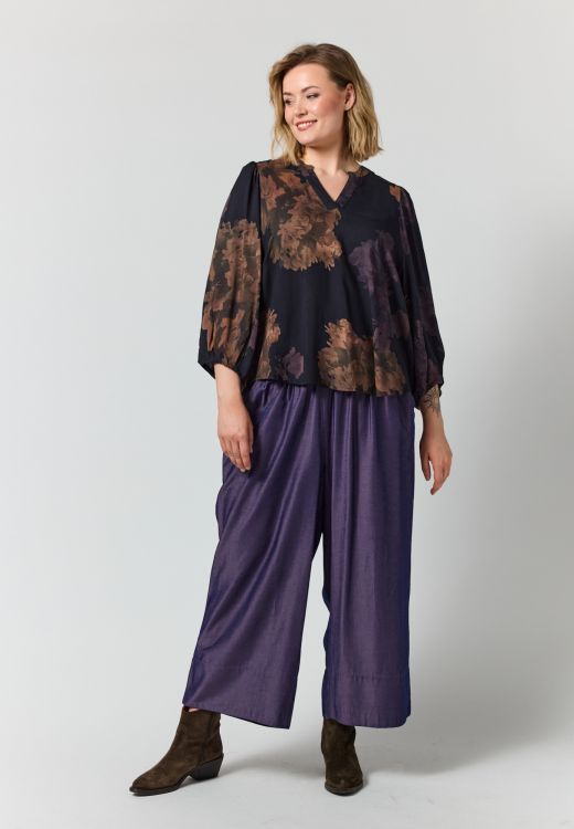 Gozzip Vilde Bluse i sort med store brune og lilla blomster