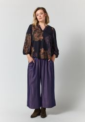 Blomstret plus size bluse fra Gozzip med løs pasform