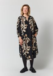 Plus size kjole fra Gozzip med rummelig pasform