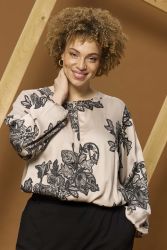 Zhenzi bluse med smukke blomster og løs behagelig pasform