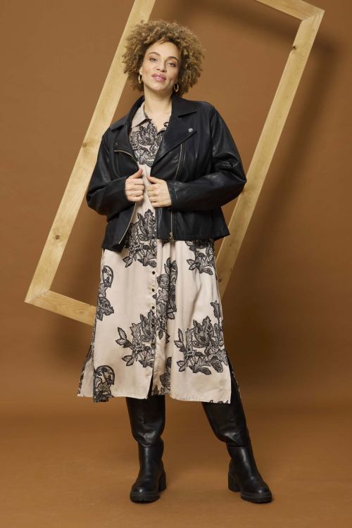 Merna plus size kjole fra Zhenzi med gennemgående knapper